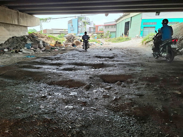 Đường lỗ chỗ ổ gà, cần sửa chữa- Ảnh 1.