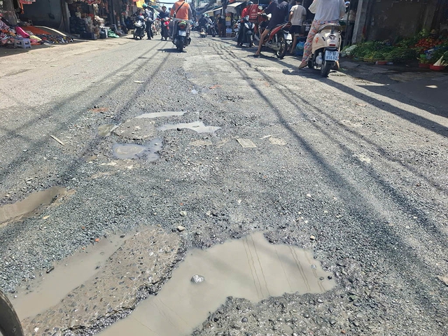 Đường lỗ chỗ ổ gà, cần sửa chữa- Ảnh 2.