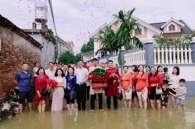 Độc lạ bộ ảnh đám cưới ngập nước, cả làng lội nước ở Hà Nội- Ảnh 1.