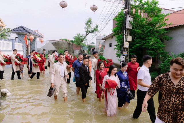Độc lạ bộ ảnh đám cưới ngập nước, cả làng lội nước ở Hà Nội- Ảnh 2.