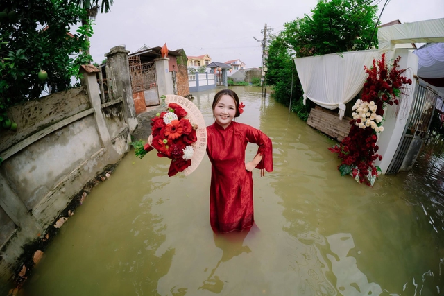 Độc lạ bộ ảnh đám cưới ngập nước, cả làng lội nước ở Hà Nội- Ảnh 6.