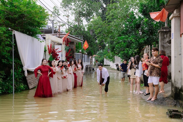 Độc lạ bộ ảnh đám cưới ngập nước, cả làng lội nước ở Hà Nội- Ảnh 3.