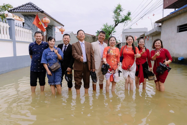 Độc lạ bộ ảnh đám cưới ngập nước, cả làng lội nước ở Hà Nội- Ảnh 4.