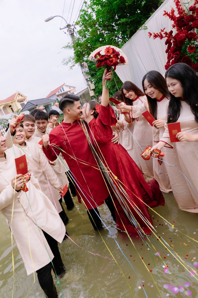 Độc lạ bộ ảnh đám cưới ngập nước, cả làng lội nước ở Hà Nội- Ảnh 5.