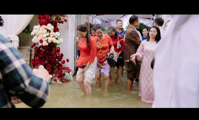 Độc lạ bộ ảnh đám cưới ngập nước, cả làng lội nước ở Hà Nội- Ảnh 7.