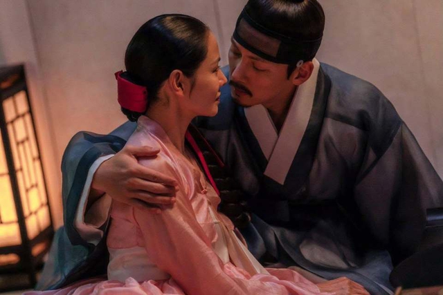 Phim mới của Son Ye Jin, Ji Chang Wook bị 'ném đá' vì quá nhiều cảnh nóng - Ảnh 1.