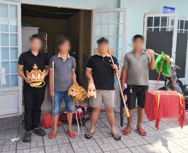 Vụ 'thầy trò Đường Tăng' cưỡi ngựa vào làn ô tô: Công an vào cuộc- Ảnh 1.