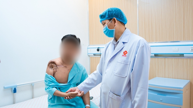 Chuyển cơ đùi lên tay cho chàng trai liệt tay suốt 3 năm - Ảnh 1.