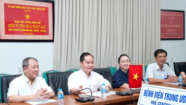 Chuy&ecirc;n gia Mỹ đến Huế trao đổi chuy&ecirc;n m&ocirc;n, hợp t&aacute;c đ&agrave;o tạo phẫu thuật mắt- Ảnh 2.