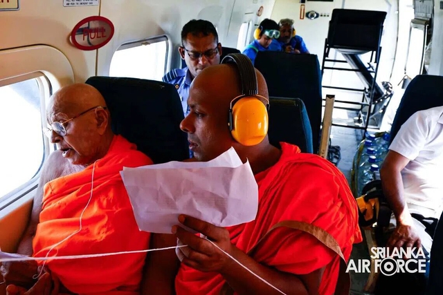 Sri Lanka đưa c&aacute;c nh&agrave; sư l&ecirc;n m&aacute;y bay cầu mưa - Ảnh 1.