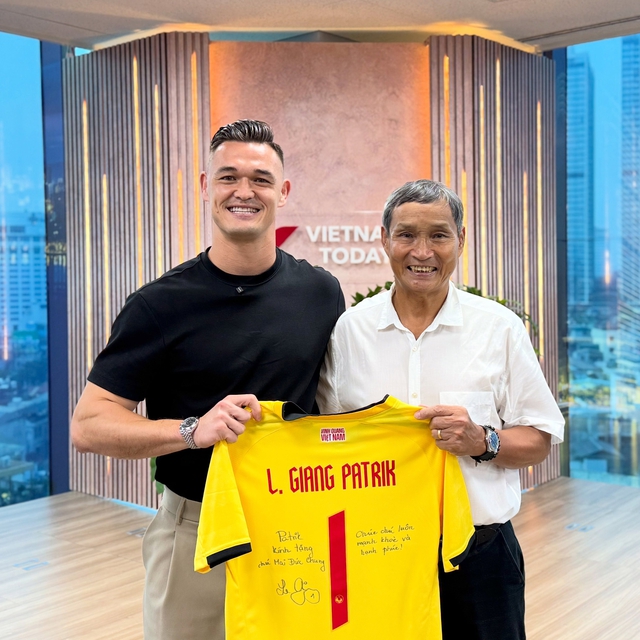 Lê Giang Patrik tri ân HLV Mai Đức Chung và câu chuyện cảm động cách đây 18 năm

- Ảnh 1.