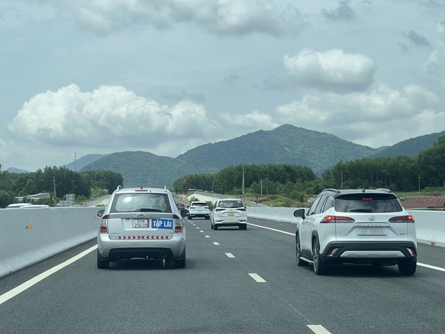 Cao tốc không phải lúc nào cũng phù hợp cho 'xe tập lái' - Ảnh 2.
