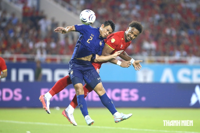 Adou Minh gây sốt khi lần đầu hội quân đội tuyển Việt Nam, Xuân Son xuất hiện cùng vợ con- Ảnh 7.
