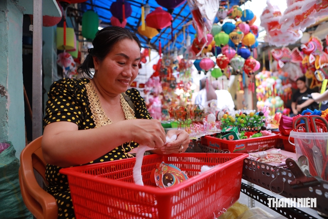 Cận trung thu, tiểu thương phố lồng đèn Lương Nhữ Học vẫn ngồi ngóng khách - Ảnh 8.
