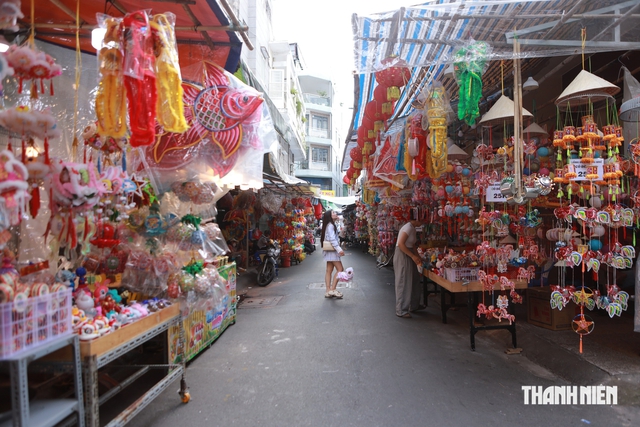 Cận trung thu, tiểu thương phố lồng đèn Lương Nhữ Học vẫn ngồi ngóng khách - Ảnh 1.