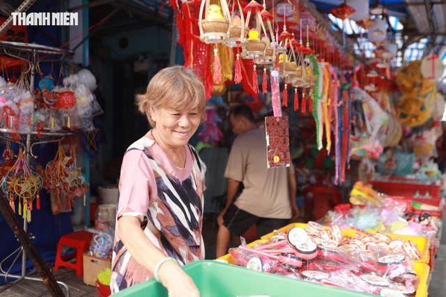 Cận trung thu, tiểu thương phố lồng đèn Lương Nhữ Học vẫn ngồi ngóng khách - Ảnh 3.