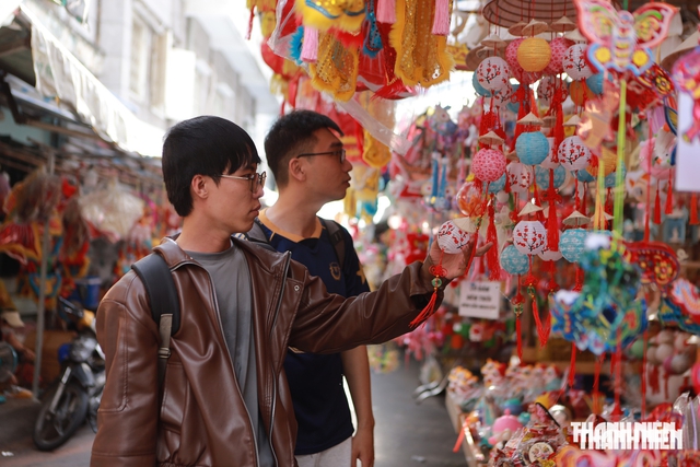 Cận trung thu, tiểu thương phố lồng đèn Lương Nhữ Học vẫn ngồi ngóng khách - Ảnh 5.