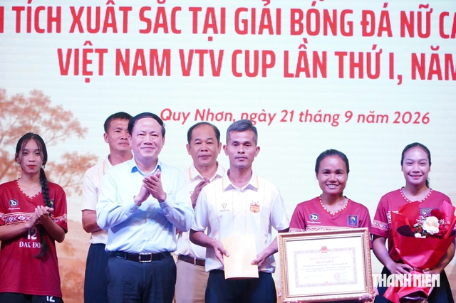 Hoàng Anh Gia Lai chính thức tiếp nhận đội bóng đá nữ Đăk Đoa- Ảnh 1.