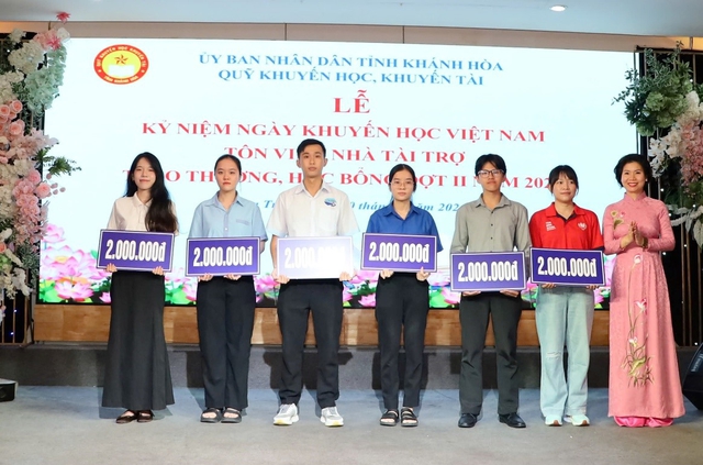 Tập đoàn Khánh Vĩnh đồng hành cùng học sinh, sinh viên vượt khó tại Khánh Hòa - Ảnh 1.