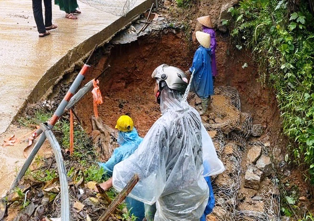 Taluy âm dưới chân đèo Liêu ở Đà Nẵng bị sạt lở sau mưa lớn - Ảnh 1.