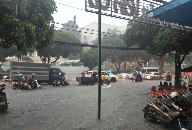 Mưa lớn, Đồng Nai nhiều nơi ngập nặng - Ảnh 3.
