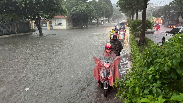 Mưa lớn, Đồng Nai nhiều nơi ngập nặng - Ảnh 1.