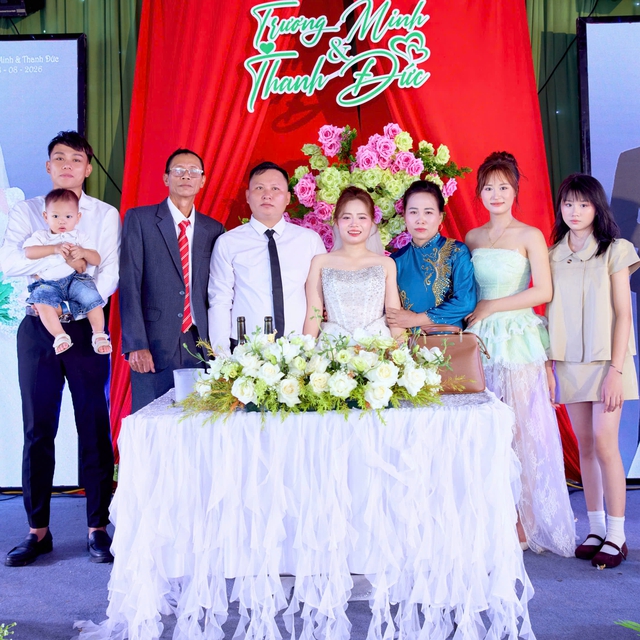 Đám cưới hai nhà sát nhau: Cô dâu đi bộ 10 bước về tới nhà chồng - Ảnh 2.