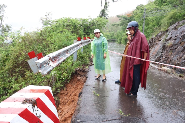 Mưa lớn khiến đất đá trên dốc Mộng Cầm sạt lở vùi lấp tuyến đường- Ảnh 2.
