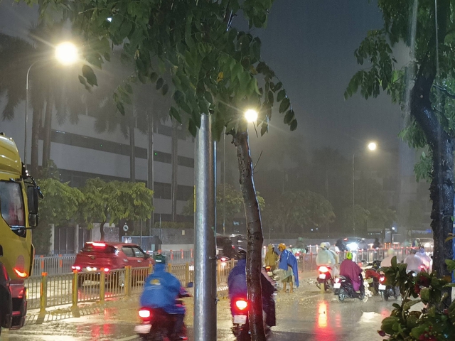Xe máy té ngã vì bùn đất trên đường Cộng Hòa: CSGT TP.HCM đang xác minh - Ảnh 2.