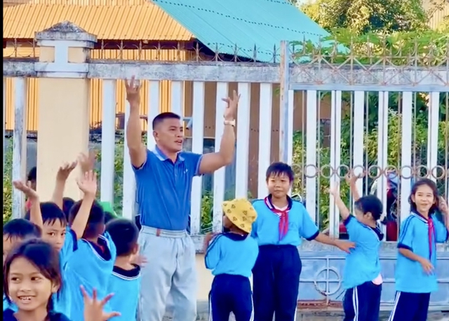 Thầy giáo đưa những điệu múa ngày xưa trở lại sân trường - Ảnh 1.