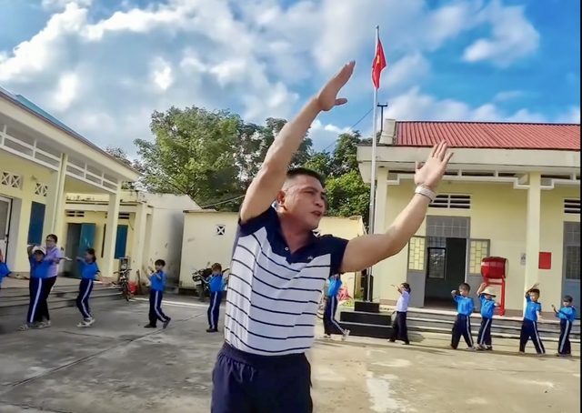 Thầy giáo đưa những điệu múa ngày xưa trở lại sân trường - Ảnh 2.