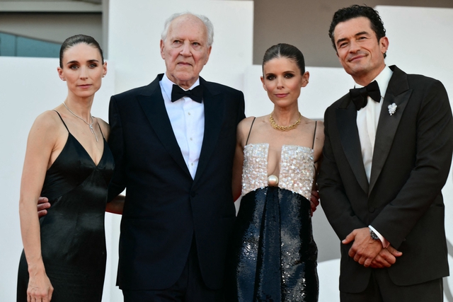 Cảnh nóng gây sốc của Orlando Bloom với hai nữ diễn viên hứng chỉ trích - Ảnh 3.
