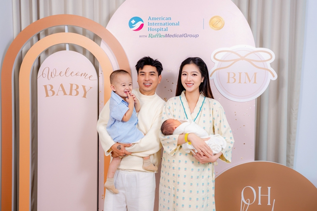 Vợ chồng Hồ Quang Hiếu đ&oacute;n con thứ hai tại Bệnh viện Quốc tế Mỹ (AIH) - Ảnh 1.