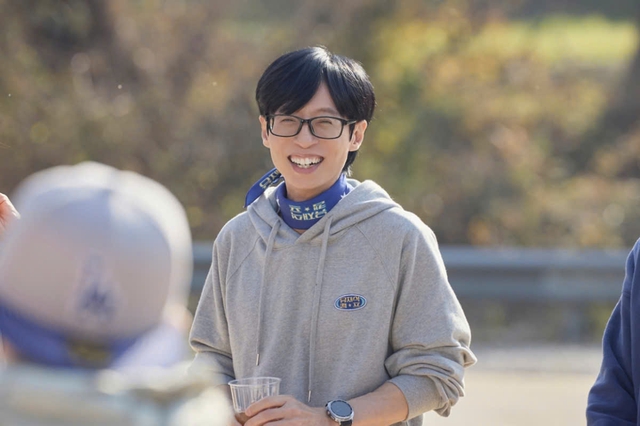 'MC quốc dân' Yoo Jae Suk lần đầu hủy lịch quay sau 35 năm vì sốt cao - Ảnh 1.