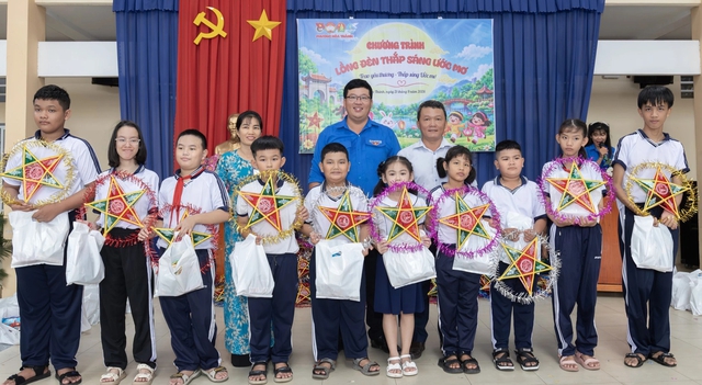 Trung thu yêu thương tại Trường Giáo dục chuyên biệt Tây Ninh - Ảnh 2.