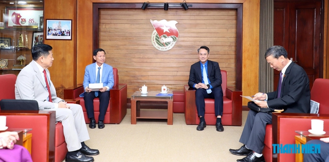 Anh Nguyễn Kim Quy tiếp xã giao đoàn bác sĩ tình nguyện của Campuchia - Ảnh 1.