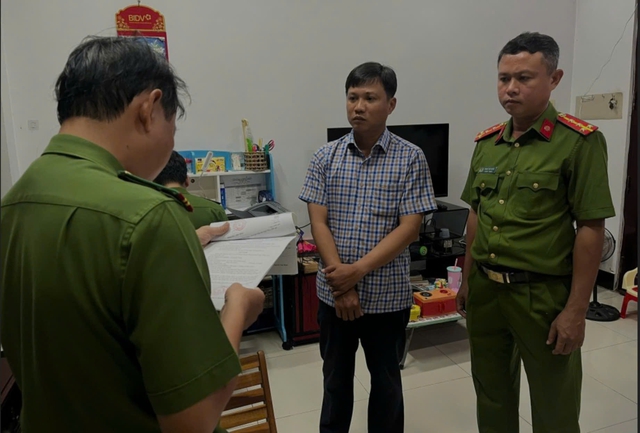 Khởi tố đăng kiểm viên nhận hối lộ để xử lý các 'ca khó' - Ảnh 1.
