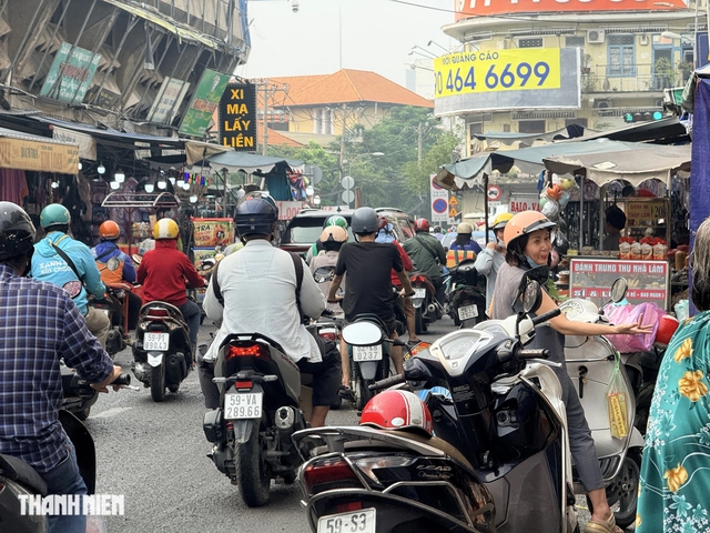 Lấn chiếm lòng đường quanh chợ Bà Chiểu tái diễn, phường Gia Định nói gì? - Ảnh 2.