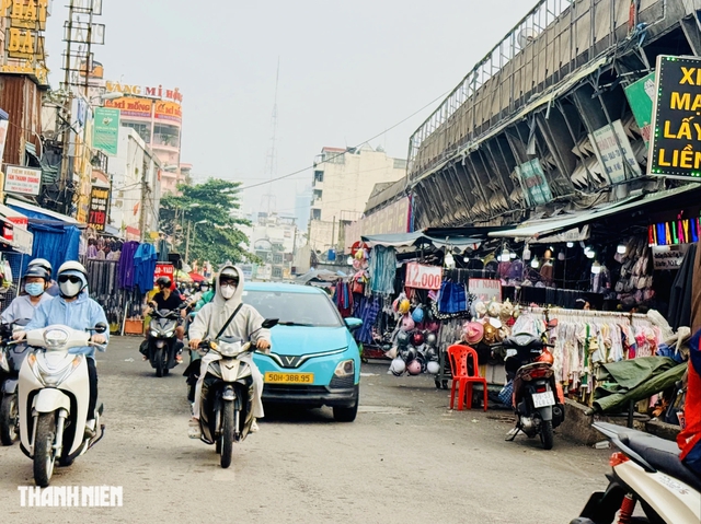 Lấn chiếm lòng đường quanh chợ Bà Chiểu tái diễn, phường Gia Định nói gì? - Ảnh 5.