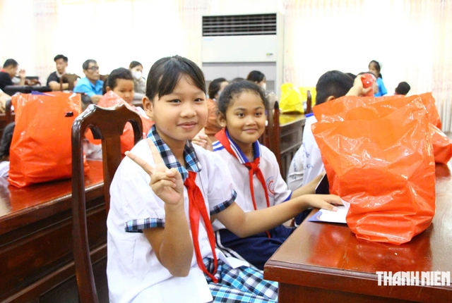 10.000 phần quà trung thu đến thiếu nhi vùng biên giới, đồng bào dân tộc thiểu số - Ảnh 2.