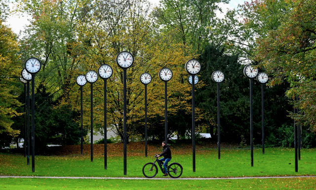 The scientific reason why the days feel shorter as you age - Ảnh 1.