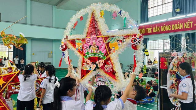 Rộn ràng hội thi ‘Lồng đèn thắp sáng ước mơ thiếu nhi Lâm Đồng’ - Ảnh 4.