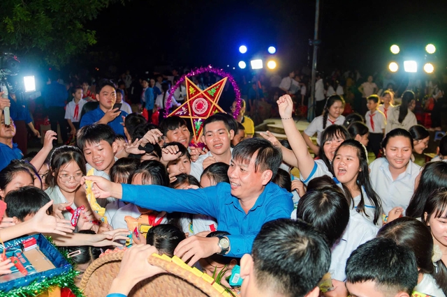Trung thu lan tỏa yêu thương đến thiếu nhi có hoàn cảnh khó khăn - Ảnh 1.