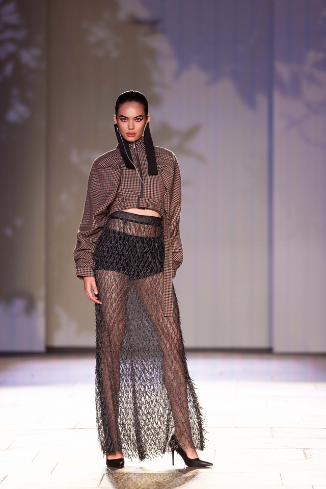 Thời trang Việt tỏa s&aacute;ng tại London Fashion Week - Ảnh 15.