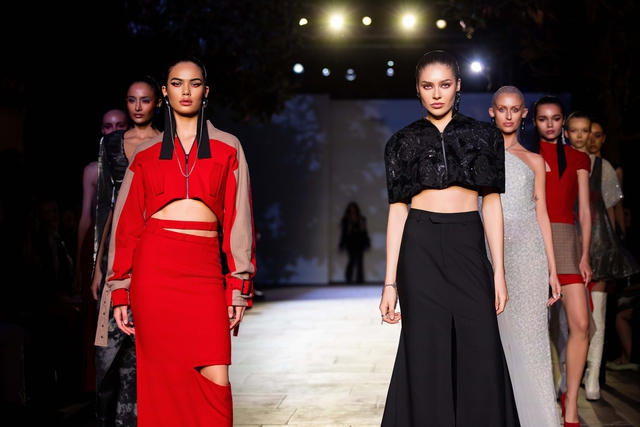 Thời trang Việt tỏa s&aacute;ng tại London Fashion Week - Ảnh 16.