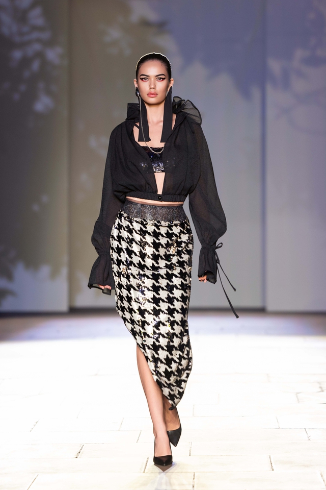 Thời trang Việt tỏa s&aacute;ng tại London Fashion Week - Ảnh 1.