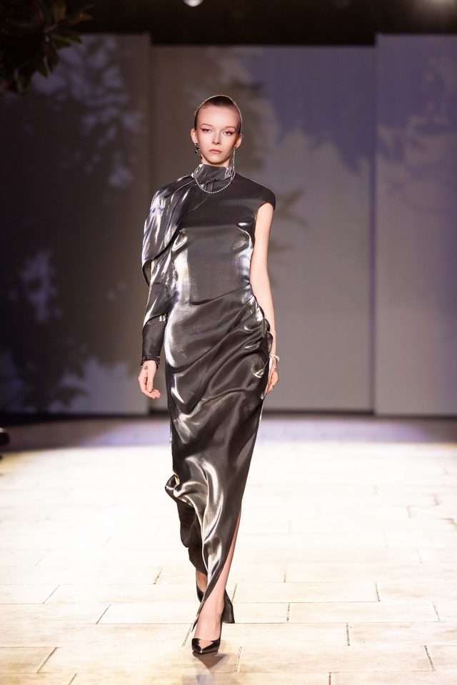 Thời trang Việt tỏa s&aacute;ng tại London Fashion Week - Ảnh 4.