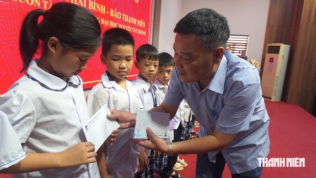 Chia sẻ kh&oacute; khăn với học sinh Thanh H&oacute;a, Ninh B&igrave;nh - Ảnh 1.