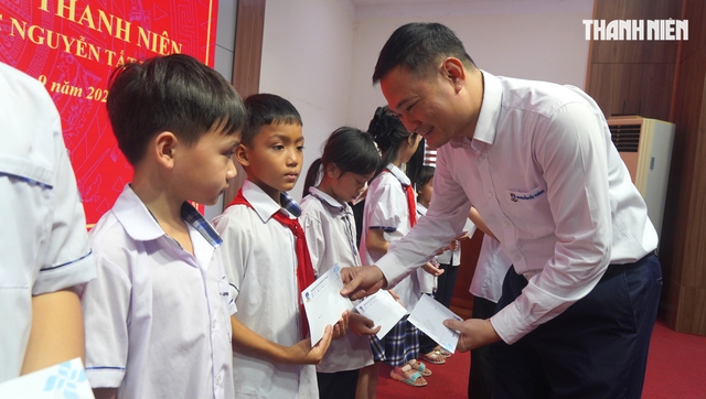 Chia sẻ kh&oacute; khăn với học sinh Thanh H&oacute;a, Ninh B&igrave;nh - Ảnh 2.