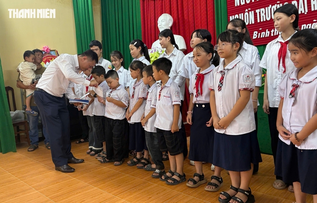 Chia sẻ kh&oacute; khăn với học sinh Thanh H&oacute;a, Ninh B&igrave;nh - Ảnh 4.
